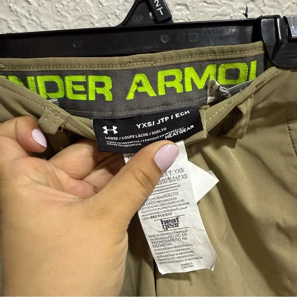 Boys Under Armour XS Youth Extra Small Khaki Loose Fit Shorts